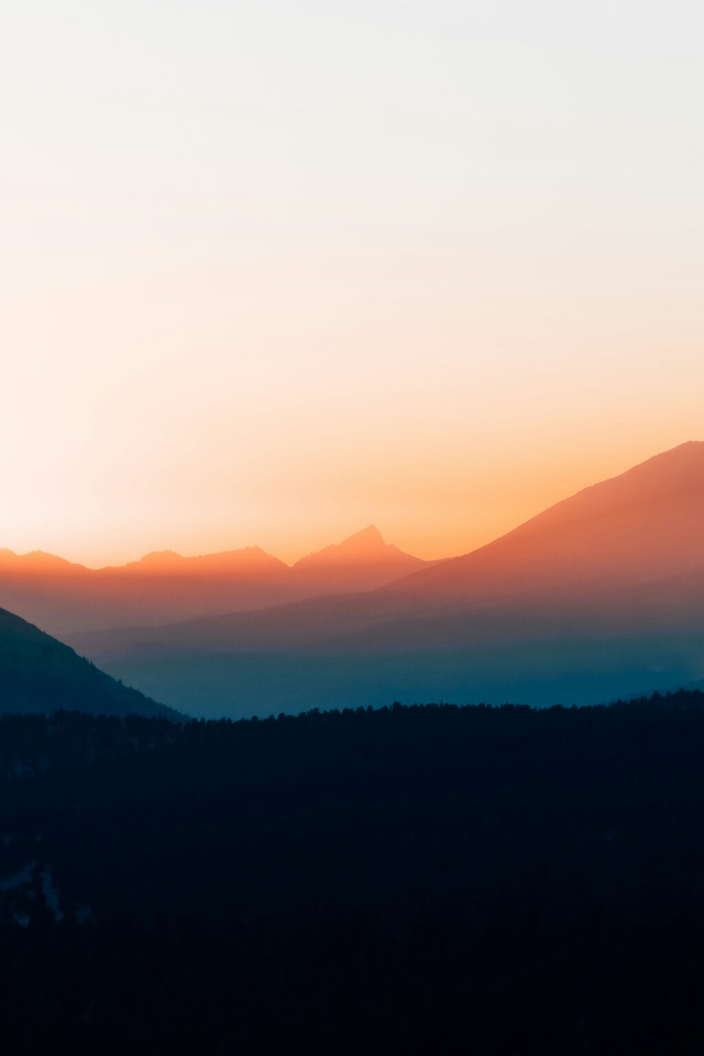 vuoristo auringonlaskussa